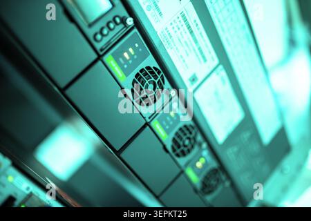 Nahaufnahme der Serverhardware für Rechenzentren mit mehreren elektronischen Geräten, die in einem Rack angeordnet sind, zeigt die moderne Technologie zur Datenspeicherung Stockfoto