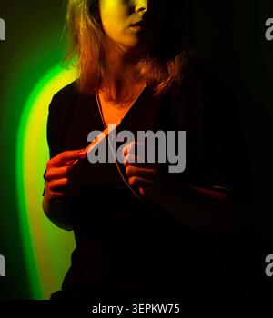 Maniküre mit Nagelfeilen in den Händen auf einem bunten hellen Neonhintergrund. Fahrspaß brandneue Nagel-Foto-Inhalte. Stockfoto
