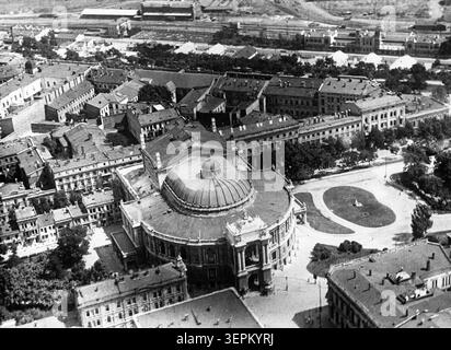 Ein Blick aus der Vogelperspektive auf das Opernhaus und die umliegenden Straßen, odessa, ukrainische ssr, Ende der 1940er Jahre Stockfoto