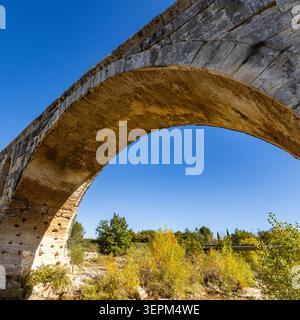 Flacher Blick auf die römische Brücke aus dem 3. Jahrhundert, Pont Julien, an sonnigen Tagen Stockfoto