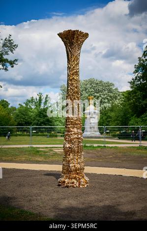 Das zwoelf Tonnen schwere Mahnmal für die im Nationalsozialismus verfolgten und ermordeten Zeugen Jehovas im Berliner Tiergarten soll am 24.06.2026 eigeweiht werden Foto vom 11.06.2026. Das Denkmal geht auf einen Beschluss des Bundestags von 2023 zurueck. Die fast fuenf Meter hohe abstrakte Bronzestele wurde nach einem Entwurf des Kuenstlers Matthias Leeck gestaltet. Die Glaubensgemeinschaft der Zeugen Jehovas war den Angaben zufolge ab 1933 in Deutschland und ab 1938 auch im nationalsozialistisch beherrschten Europa systematisch verfolgt. Mehr als 15,500 Frauen und Maenner wurden demnach i Stockfoto