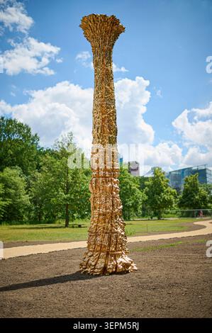 Das zwoelf Tonnen schwere Mahnmal für die im Nationalsozialismus verfolgten und ermordeten Zeugen Jehovas im Berliner Tiergarten soll am 24.06.2026 eigeweiht werden Foto vom 11.06.2026. Das Denkmal geht auf einen Beschluss des Bundestags von 2023 zurueck. Die fast fuenf Meter hohe abstrakte Bronzestele wurde nach einem Entwurf des Kuenstlers Matthias Leeck gestaltet. Die Glaubensgemeinschaft der Zeugen Jehovas war den Angaben zufolge ab 1933 in Deutschland und ab 1938 auch im nationalsozialistisch beherrschten Europa systematisch verfolgt. Mehr als 15,500 Frauen und Maenner wurden demnach i Stockfoto