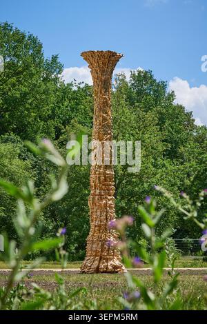 Das zwoelf Tonnen schwere Mahnmal für die im Nationalsozialismus verfolgten und ermordeten Zeugen Jehovas im Berliner Tiergarten soll am 24.06.2026 eigeweiht werden Foto vom 11.06.2026. Das Denkmal geht auf einen Beschluss des Bundestags von 2023 zurueck. Die fast fuenf Meter hohe abstrakte Bronzestele wurde nach einem Entwurf des Kuenstlers Matthias Leeck gestaltet. Die Glaubensgemeinschaft der Zeugen Jehovas war den Angaben zufolge ab 1933 in Deutschland und ab 1938 auch im nationalsozialistisch beherrschten Europa systematisch verfolgt. Mehr als 15,500 Frauen und Maenner wurden demnach i Stockfoto