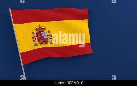 Spanische Nationalflagge auf einem Pfosten, die stolz vor blauem Hintergrund winkt und Platz für Text bietet Stockfoto