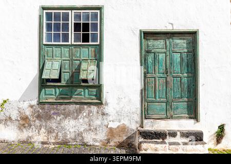 Abblätternde Lackierung an einem Fenster und einer Tür im historischen Dorf (La Villa de Teguise), der ehemaligen Hauptstadt der Kanarischen Insel Lanzarote, Spanien Stockfoto