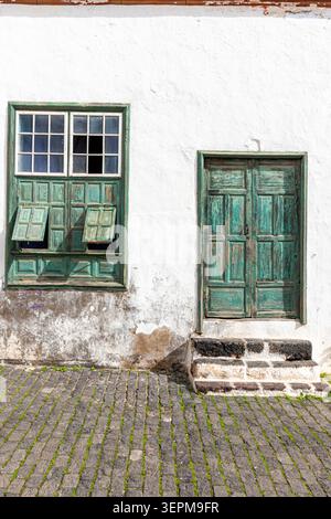 Abblätternde Lackierung an einem Fenster und einer Tür im historischen Dorf (La Villa de Teguise), der ehemaligen Hauptstadt der Kanarischen Insel Lanzarote, Spanien Stockfoto