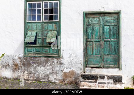 Abblätternde Lackierung an einem Fenster und einer Tür im historischen Dorf (La Villa de Teguise), der ehemaligen Hauptstadt der Kanarischen Insel Lanzarote, Spanien Stockfoto