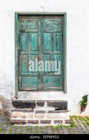 Abblätternde Lackierung an einer Tür im historischen Dorf (La Villa de Teguise), der ehemaligen Hauptstadt der Kanarischen Insel Lanzarote, Spanien Stockfoto