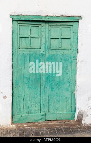 Abblätternde Lackierung an einer Tür im historischen Dorf La Villa de Teguise, der ehemaligen Hauptstadt der Kanarischen Insel Lanzarote, Spanien Stockfoto