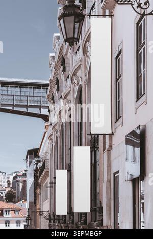 Drei leere Werbeschablonen an einer historischen Stadtfassade mit einem gestreckten Vinylbanner und zwei Kunststoffschildplatten für Branding oder Poster moc Stockfoto