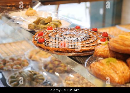 Bäckerei mit verschiedenen Desserts und Süßigkeiten in einem Geschäft Stockfoto