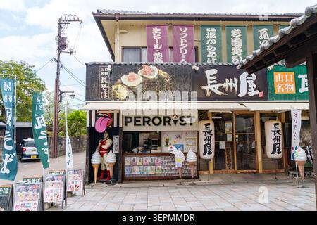 Iwakuni, Japan - 19. April 2026: Süßes Eisdiele, das verschiedene Sorten von weichen Speisen verkauft Stockfoto