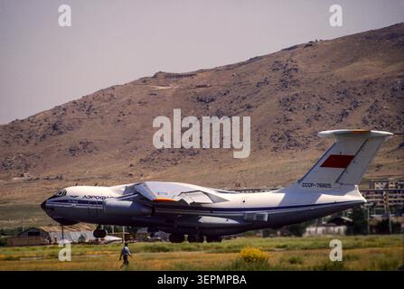 Russische Transportflugzeuge laden am Flughafen Kabul, August 1992 Stockfoto