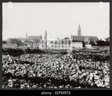 Pressefoto zeigt eine Panoramaansicht von Cambrai um 1900, aufgenommen von Alexis Rivière, die eine breite Stadtlandschaft zeigt, die in einer Reihe von allgemeinen Ansichten zusammengestellt ist, die die städtische Struktur, Skyline und umgebende Landschaft dokumentieren Stockfoto