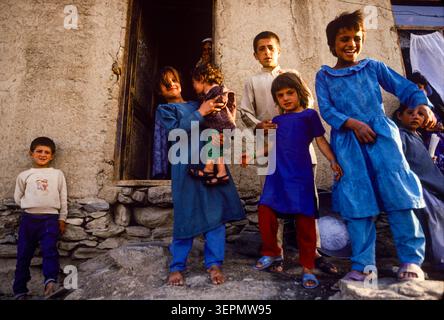 Kinder spielen in den Straßen von Lehmhäusern in der Nähe des Intercontinental Hotel, Kabul, Afghanistan, 1992 Stockfoto