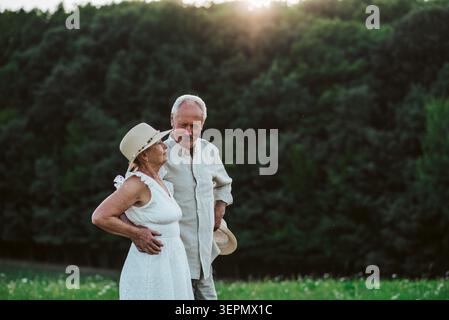 Ältere Männer und Frauen, die Zeit in der Natur verbringen. Stockfoto
