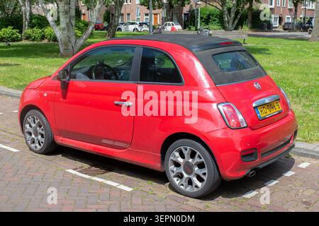 Ein Red Fiat 500 Auto in Amsterdam, Niederlande 14-6-2026 Stockfoto