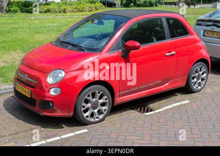 Ein Red Fiat 500 Auto in Amsterdam, Niederlande 14-6-2026 Stockfoto