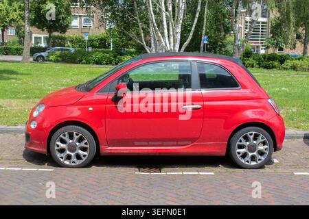Ein Red Fiat 500 Auto in Amsterdam, Niederlande 14-6-2026 Stockfoto