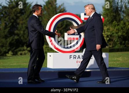 Der französische Präsident Emmanuel Macron begrüßt US-Präsident Donald Trump während des G7-Gipfels in Evian, Frankreich. Bilddatum: Montag, 15. Juni 2026. Stockfoto