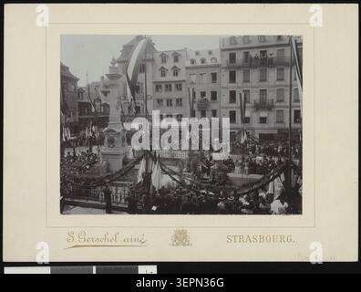 Ein Pressefoto dokumentiert die Einweihung des Stoeber-Denkmals in Straßburg im Jahr 1908, wobei eine Bürgerzeremonie mit versammelten Zuschauern während einer Gedenkfeier im frühen 20. Jahrhundert in der Stadt festgehalten wurde Stockfoto