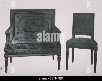 Das Innere des Château de Pourtalès in Straßburg Robertsau zeigt Sitzmöbel des Louis XVI., einschließlich Stuhl und Sessel, die in einem eingerichteten Salon angeordnet sind und die aristokratische Innenausstattung und das Stildesign der Epoche widerspiegeln. Stockfoto