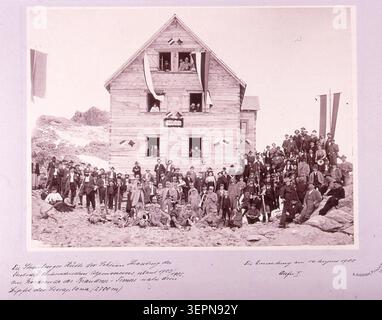 Das Pressefoto dokumentiert die Einweihung der Straßburger Hütte der Straßburger Sektion des Deutsch-Österreichischen Alpenvereins am 14. August 1905 und präsentiert versammelte Mitglieder und Würdenträger während einer feierlichen Berggesellschaft-Zeremonie in Straßburg unter Berücksichtigung der alpinen Sportkultur. Stockfoto