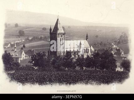 Das Pressefoto zeigt die Kirche in Niederhaslach im Jahr 1900 und zeigt eine allgemeine Außenansicht des kirchlichen Gebäudes innerhalb des elsässischen Dorfes, die den romanisch-gotischen architektonischen Charakter und die ländliche Umgebung widerspiegelt. Stockfoto