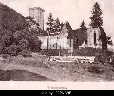 Ein monochromes Pressefoto zeigt eine allgemeine Ansicht des Klosters Truttenhausen, aufgenommen 1900 von Emile Wagner, die die Klosteranlage und das umliegende Gelände im Elsass um die Wende zum 20. Jahrhundert zeigt. Stockfoto