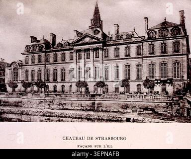 Die Fassade des Straßburger Palais Rohan entlang der Ill präsentiert sich in einem strukturierten architektonischen Blick am Fluss, der bürgerliches Monumentaldesign und urbanes Erbe des Straßburger frühen 20. Jahrhunderts betont. Stockfoto