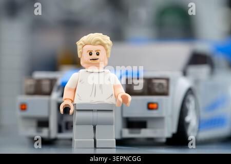 Tambow, Russische Föderation – 21. August 2025 Porträt einer Lego Brian OConner Minifigur in der Nähe seines Nissan Skyline GT-R (R34) Autos. Stockfoto