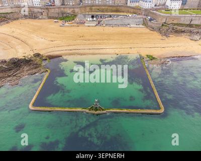Nahaufnahme des großen rechteckigen Gezeitenpools in Saint-Malo mit smaragdgrünem Wasser und einem Sprungbrett Stockfoto