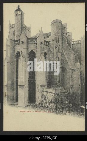Die Apsis der Stiftskirche Saint-Etienne in Capestang ist in einer fotografischen Komposition mit Schwerpunkt auf architektonischen Details aufgezeichnet, die den Kirchenbau in der Region Hérault als Teil der dokumentarischen visuellen Aufzeichnung religiöser Bauwerke hervorhebt. Stockfoto
