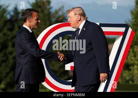 Der französische Präsident Emmanuel Macron begrüßt US-Präsident Donald Trump während des G7-Gipfels in Evian, Frankreich. Bilddatum: Montag, 15. Juni 2026. Stockfoto