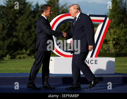 Der französische Präsident Emmanuel Macron begrüßt US-Präsident Donald Trump während des G7-Gipfels in Evian, Frankreich. Bilddatum: Montag, 15. Juni 2026. Stockfoto
