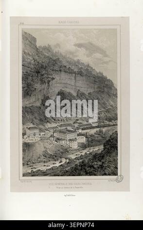 Creator Unknown bietet einen Panoramablick über das Thermalbad Eaux-Chaudes im Ossau-Tal, Pyrénées-Atlantiques, Frankreich, wo sich Kurgebäude und Straßen entlang des Talbodens unter steilen Klippen und bergigen Hängen verdichten und eine kompakte Siedlung aus dem 19. Jahrhundert bilden. Stockfoto