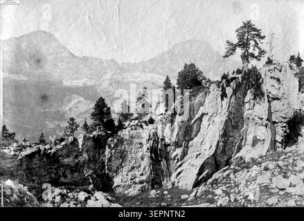 Das Berggebiet um La Rencluse in der Nähe von Luchon im August 1892 zeigt die Venasque Pass Route, felsige Grate, verstreute Nadelbäume und tote Bäume sowie hochpyrenäische Talformationen, die Frankreich und Spanien im Rahmen alpiner Erkundungskontext verbinden. Stockfoto