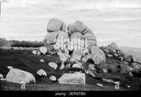 Die monochrome Pressefotografie zeichnet große Granitfelsblöcke auf, die am 14. Mai 1882 in Tarn, Frankreich, über die Landschaft von Sidobre verstreut waren und natürliche geologische Formationen mit Vegetation und unebenem Gelände zeigen, die für zerklüftete Berglandschaften charakteristisch sind. Stockfoto