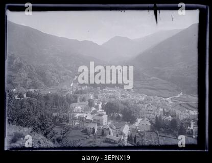 Eugène Trutat nimmt am 11. August 1906 ein Chalet in Cascatelles nahe Ax-les-Thermes auf und stellt in Ariège eine Berghütte in einem pyrenäischen Tal mit Bäumen, umliegenden Dorfstrukturen und alpinen Reliefs. Stockfoto