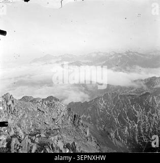 Eugène Trutat fotografiert den Gipfel des Mont Valier in Ariège im Jahr 1859 und erfasst einen hohen Pyrenäengipfel mit felsigem Gelände und atmosphärischem Dunst über der Region Couserans bei Castillon-en-Couserans. Stockfoto