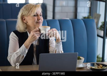 Geschäftsfrau, Die Den Zeitplan Überprüft. Fokussierte Geschäftsfrau Analysiert Pläne Auf Einem Notebook. Frau In Geschäftskleidung, Die Ihren Zeitplan Auf Laptop In Überprüft Stockfoto