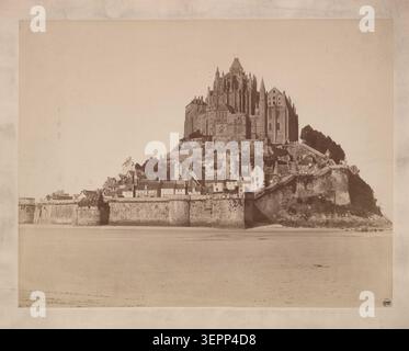 Emile-André Letellier fotografiert 1877 den Osthang des Mont-Saint-Michel und zeigt den Abteikomplex, der sich über die Gezeiten erhebt und Verteidigungsmauern und mittelalterliche Bauten entlang der felsigen Insellandschaft in Manche France enthüllt. Stockfoto