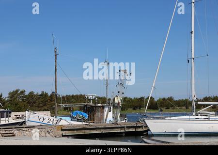 Kleine Fischerboote, die im Hafen von Lauters vor Anker liegen und das traditionelle maritime Leben an der schwedischen Küste zeigen. Stockfoto
