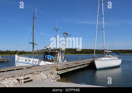 Kleine Fischerboote, die im Hafen von Lauters vor Anker liegen und das traditionelle maritime Leben an der schwedischen Küste zeigen. Stockfoto