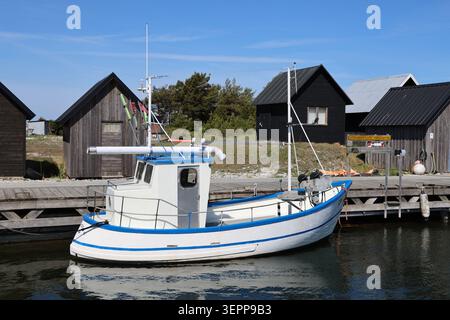 Kleine Fischerboote, die im Hafen von Lauters vor Anker liegen und das traditionelle maritime Leben an der schwedischen Küste zeigen. Stockfoto