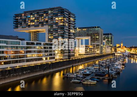 Abendansicht des Kölner Rheinauhafen von der Severinbrücke, Deutschland, fotografiert am 31. Mai 2026, mit moderner Crane House-Architektur, m Stockfoto