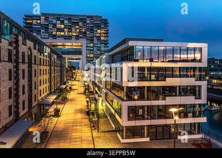 Abendblick von der Severinbrücke in Richtung Rheinauhafen in Köln, Deutschland, fotografiert am 31. Mai 2026, mit moderner Hafenarchitektur, illu Stockfoto