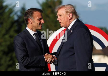 Der französische Präsident Emmanuel Macron begrüßt US-Präsident Donald Trump während des G7-Gipfels in Evian, Frankreich. Bilddatum: Montag, 15. Juni 2026. Stockfoto
