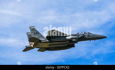 Ein F-15 Strike Eagle, der der 428th Fighter Squadron von der Mountain Home Air Force Base in Idaho zugewiesen wurde, ragt über die Eielson Air Force Base in Alaska, DURIN Stockfoto