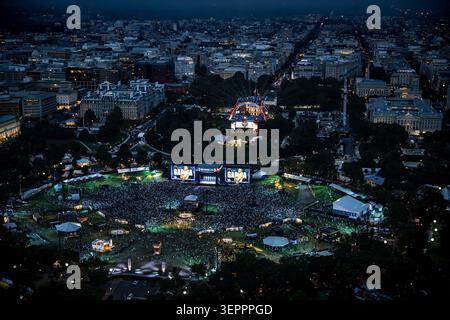 Washington, Usa. Juni 2026. Die Ultimate Fighting Championship Freedom 250 Octagons at the Ellipse and South Lawn of the White House, 14. Juni 2026 in Washington, DC die Veranstaltung findet im Rahmen der Geburtstagsfeier für Präsident Donald Trump statt und ist das erste Mal, dass ein kommerzielles Geschäft im Haus des Volkes inszeniert wurde. Quelle: Patrick Ruddy/White House Photo/Alamy Live News Stockfoto